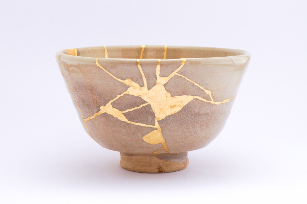 Một tác phẩm trên một chén trà sử dụng nghệ thuật kintsugi. (Ảnh: Marco Montalti/Shutterstock)
