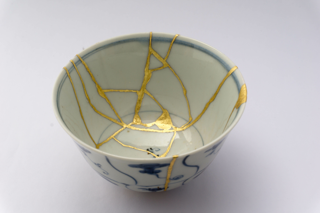 Chi tiết một chiếc chén sử dụng nghệ thuật kintsugi để hàn gắn lại. (Ảnh: (Marco Montalti/Shutterstock)