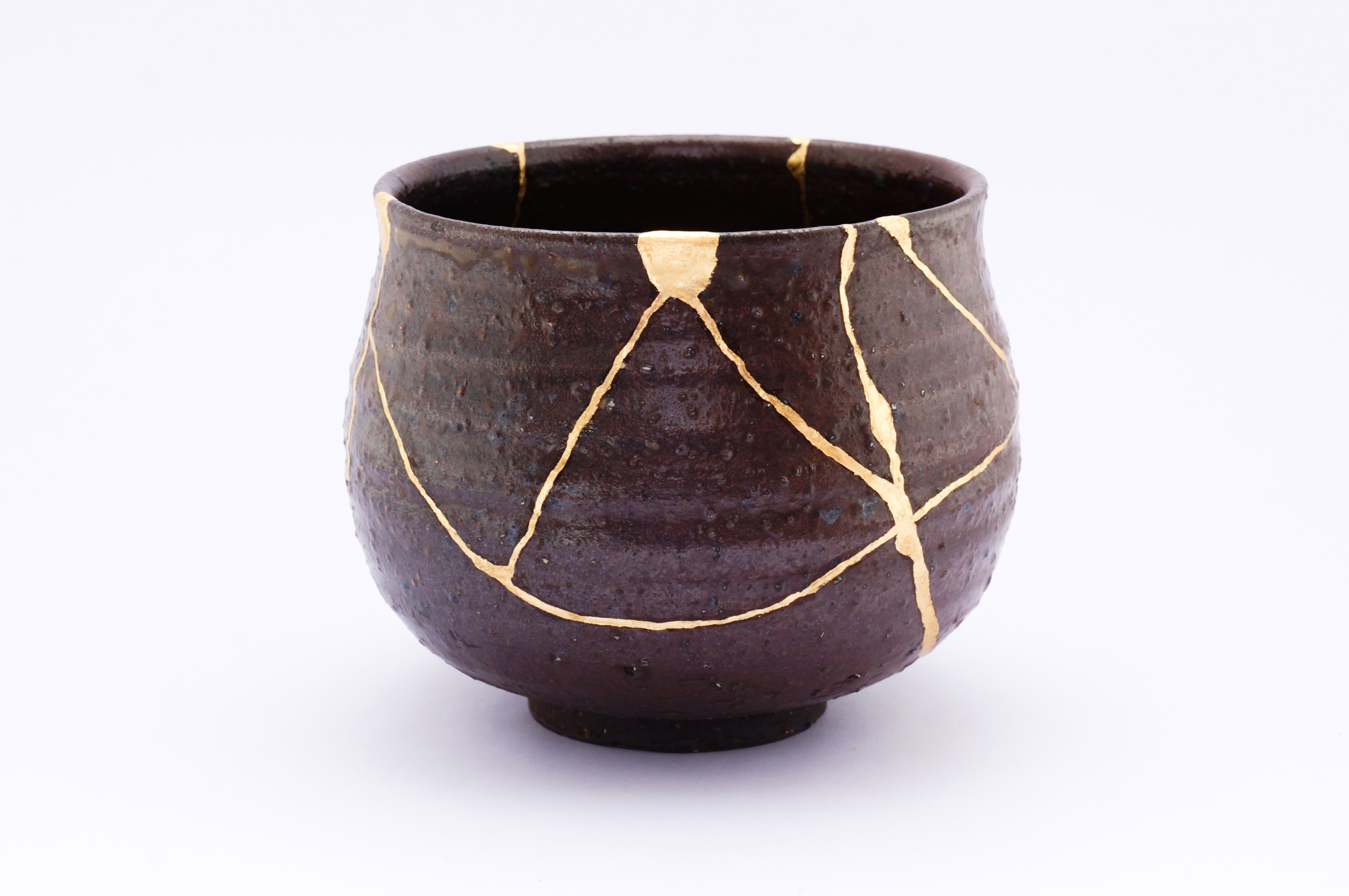 Nghệ thuật kintsugi được sử dụng trên một chiếc ly mộc mạc. (Ảnh: Marco Montalti/Shutterstock)