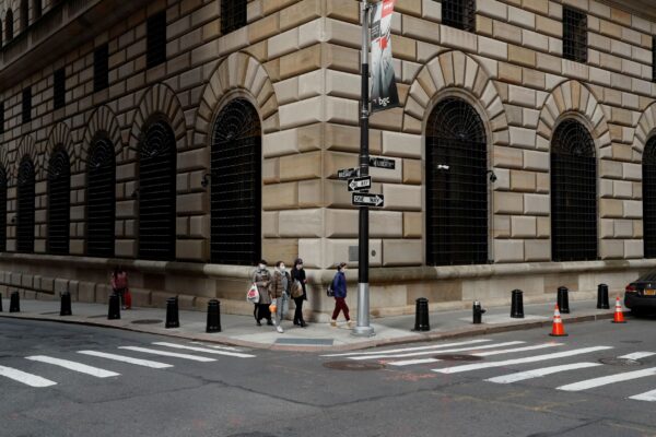 Mọi người đi bộ đeo khẩu trang bên ngoài Ngân hàng Dự trữ Liên bang New York ở Thành phố New York, hôm 18/03/2020. (Ảnh: Lucas Jackson/Reuters)