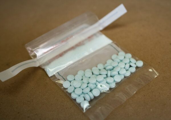 Những viên thuốc được cho là có tẩm fentanyl được trưng bày tại Phòng thí nghiệm Khu vực Đông Bắc của Cơ quan Phòng chống Ma túy ở New York vào ngày 08/10/2019. (Ảnh: Don Emmert/AFP qua Getty Images)