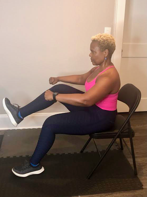 Làm thế nào để tập luyện phần thân của cơ thể khi đang ngồi. (Lisa Charles, CC BY-NC-SA)