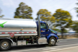 Một chiếc xe tải chở xăng chạy dọc một con đường ở Richmond, California, hôm 02/05/2022. (Ảnh: Justin Sullivan/Getty Images)