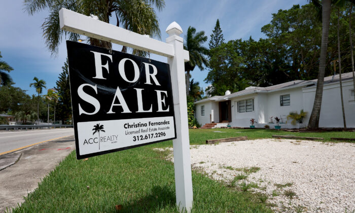 Tấm biển ‘Bán nhà’ treo trước một ngôi nhà ở Miami, Florida, vào ngày 21/06/2022. (Ảnh: Joe Raedle/Getty Images)