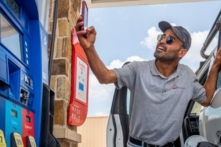 Ông Guy Benhamou gửi một bức ảnh giá xăng cho bạn bè khi đang bơm xăng tại một trạm Exxon Mobil ở Houston, Texas, vào ngày 09/06/2022. (Ảnh: Brandon Bell/Getty Images)