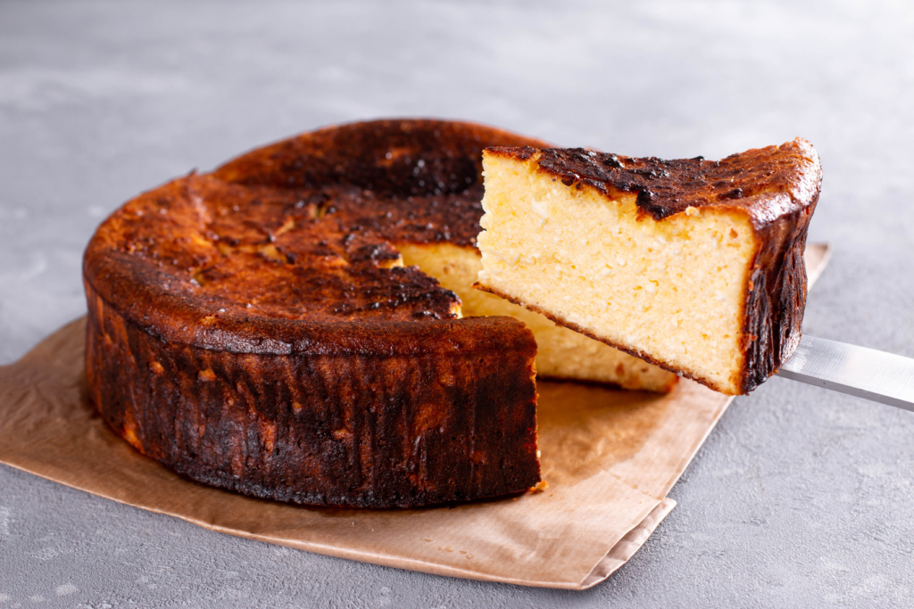 Bánh phô mai xứ Basque. (Ảnh: Shutterstock)