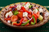 Cách ăn Địa Trung Hải đã được tạp chí U.S. News & World Report bình chọn là cách ăn uống tốt nhất cho năm 2023. Ảnh chụp món salad Hy Lạp. (Ảnh: Pixabay)