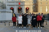 Đại diện của các nạn nhân vaccine COVID tập trung trước Tòa án Nhân dân Trung cấp Số 2 Bắc Kinh để đệ đơn kiện tập thể đối với Quốc Vụ viện và Ủy ban Y tế Quốc gia, hôm 09/02/2023. (Ảnh: Đăng dưới sự cho phép của cô Hoa Tú Trân)