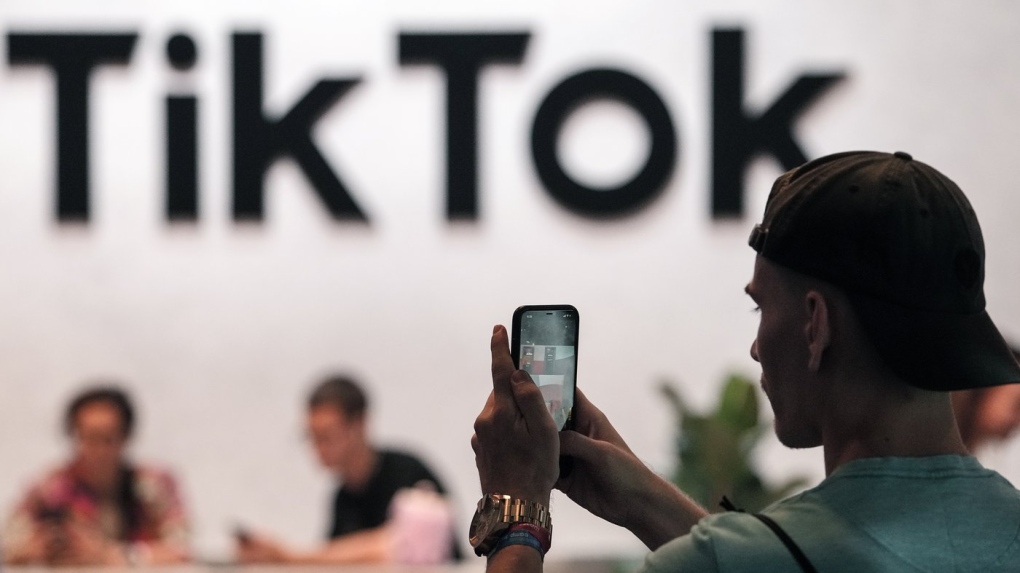 Một vị khách đang tạo một video TikTok, hôm 25/08/2022. (Ảnh: The Canadian Press/AP, Martin Meissner)