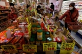 Người mua hàng kiểm tra thực phẩm tại một siêu thị ở Tokyo, Nhật Bản, hôm 20/1/2023. (Ảnh: Issei Kato/Reuters)