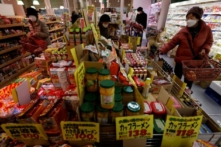 Người mua hàng kiểm tra thực phẩm tại một siêu thị ở Tokyo, Nhật Bản, hôm 20/1/2023. (Ảnh: Issei Kato/Reuters)
