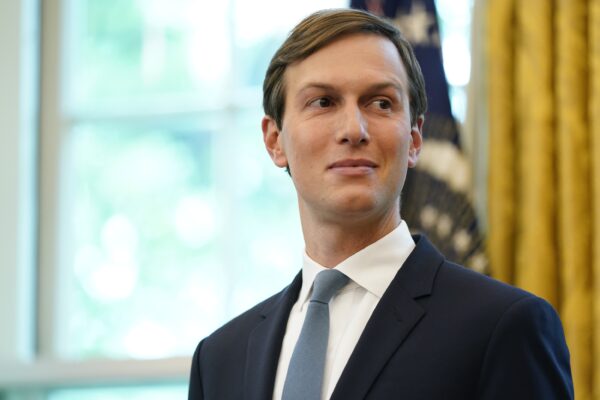 Ông Jared Kushner lắng nghe trong một buổi thông báo tại Oval Office của tòa Bạch Ốc ở Hoa Thịnh Đốn vào ngày 11/09/2020. (Ảnh: Andrew Harnik/AP Photo)