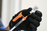 Một y tá rút đầy ống chích vaccine của Johnson & Johnson's ở Pasadena, California, vào ngày 19/08/2021. (Ảnh: Robyn Beck/AFP qua Getty Images)