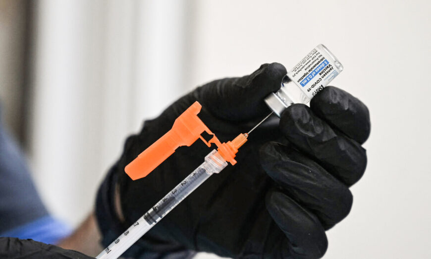 Một y tá rút đầy ống chích vaccine của Johnson & Johnson's ở Pasadena, California, vào ngày 19/08/2021. (Ảnh: Robyn Beck/AFP qua Getty Images)