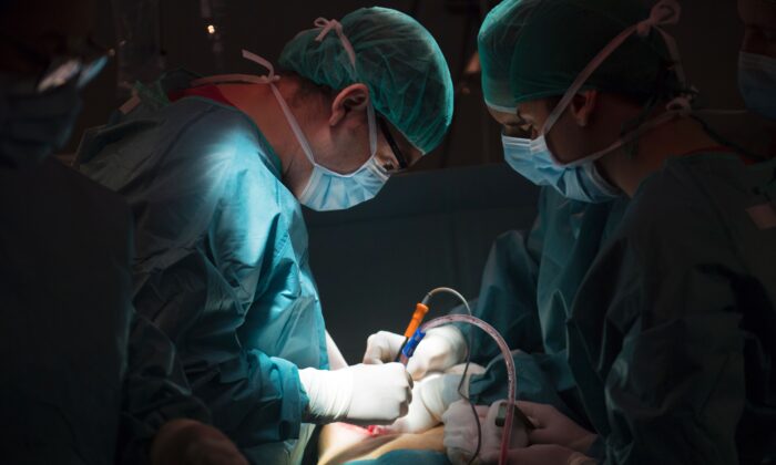 Nhật Bản: Bắt giữ giám đốc tổ chức bất vụ lợi làm trung gian ghép tạng trái phép ở ngoại quốc