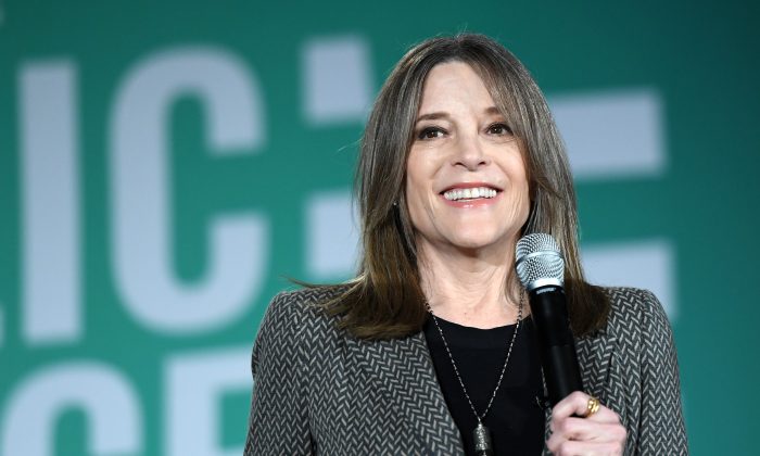 Tác giả ứng cử viên tổng thống Đảng Dân Chủ Marianne Williamson nói chuyện trong Diễn đàn Dịch vụ Công năm 2020 do Liên đoàn Nhân viên Tiểu bang, Quận, và Thành phố Hoa Kỳ (AFSCME) tổ chức tại UNLV ở Las Vegas, Nevada, vào ngày 03/08/2019. (Ảnh: Ethan Miller/Getty Images )