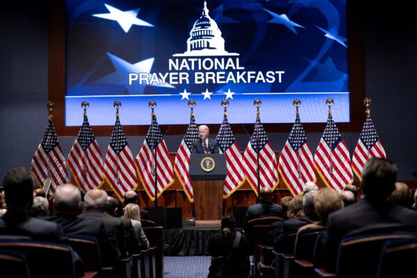 Tổng thống Joe Biden trình bày tại Bữa sáng Cầu nguyện Quốc gia tại Điện Capitol Hoa Kỳ ở Hoa Thịnh Đốn, vào ngày 03/02/2022. (Ảnh: Greg Nash/Pool/Getty Images)