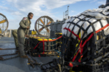 Các thủy thủ chuẩn bị vật liệu được trục vớt ở Đại Tây Dương từ một khinh khí cầu tầm cao của Trung Quốc để vận chuyển đến các đặc vụ liên bang tại Căn cứ Viễn chinh chung Little Creek hôm 10/02/2023. (Ảnh: Ryan Seelbach/Hải quân Hoa Kỳ qua Getty Images)