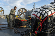 Các thủy thủ chuẩn bị vật liệu được trục vớt ở Đại Tây Dương từ một khinh khí cầu tầm cao của Trung Quốc để vận chuyển đến các đặc vụ liên bang tại Căn cứ Viễn chinh chung Little Creek hôm 10/02/2023. (Ảnh: Ryan Seelbach/Hải quân Hoa Kỳ qua Getty Images)