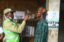Một quan chức của Ủy ban Bầu cử Quốc gia Độc lập (INEC) xác nhận một cử tri tại một điểm bỏ phiếu trong cuộc bầu cử thống đốc tiểu bang ở Ede, Tiểu bang Osun, tây nam Nigeria, hôm 16/07/2022. Các cử tri đã đi bỏ phiếu để bầu thống đốc mới cho vùng tây nam Nigeria, tiểu bang Osun, nơi đã trở thành (tiểu bang) chiến địa để kiểm tra sự ủng hộ dành cho các ứng cử viên tổng thống hàng đầu trước thềm cuộc bầu cử tổng thống năm 2023. (Ảnh: Pius Utomi Ekpei/AFP/Getty Images)