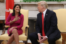 Tổng thống Donald Trump thông báo rằng ông đã chấp nhận đơn từ chức của bà Nikki Haley với tư cách là Đại sứ Hoa Kỳ tại Liên Hiệp Quốc, tại Oval Office của Tòa Bạch Ốc ở Hoa Thịnh Đốn vào ngày 09/10/2018. (Ảnh: Mark Wilson/Getty Images)
