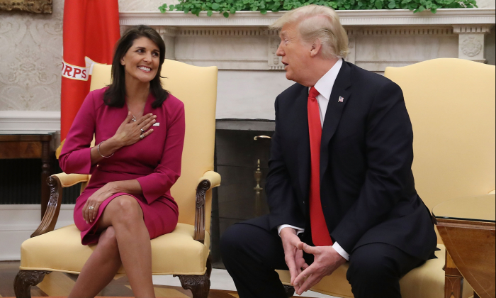 Tổng thống Donald Trump thông báo rằng ông đã chấp nhận đơn từ chức của bà Nikki Haley với tư cách là Đại sứ Hoa Kỳ tại Liên Hiệp Quốc, tại Oval Office của Tòa Bạch Ốc ở Hoa Thịnh Đốn vào ngày 09/10/2018. (Ảnh: Mark Wilson/Getty Images)