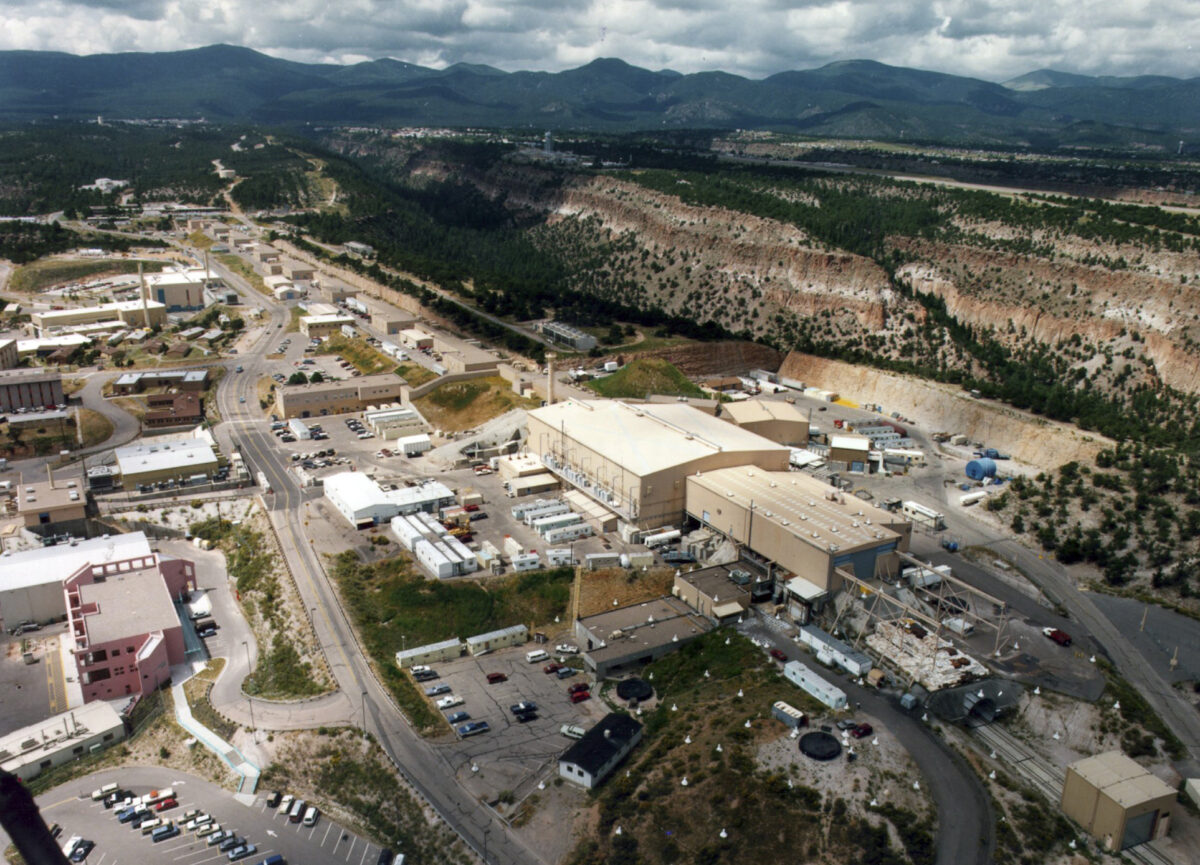 Bức ảnh tư liệu chụp từ trên không không ghi ngày tháng này cho thấy Phòng thí nghiệm Quốc gia Los Alamos ở Los Alamos, New Mexico. (Ảnh: Tạp chí Albuquerque qua AP)