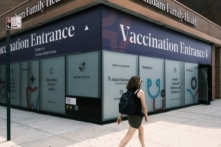 Một người phụ nữ đi ngang qua một văn phòng bác sĩ ở thành phố New York, vào ngày 26/07/2021. (Ảnh: Spencer Platt/Getty Images)