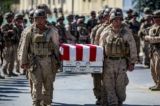 Những binh sĩ Hoa Kỳ làm người hộ tang cho các quân nhân đã thiệt mạng trong các chiến dịch tại Phi trường Quốc tế Hamid Karzai ở Kabul, Afghanistan, vào ngày 27/08/2021. (Ảnh: Thủy quân lục chiến Hoa Kỳ/Trung úy Mark Andries thứ nhất qua Reuters)