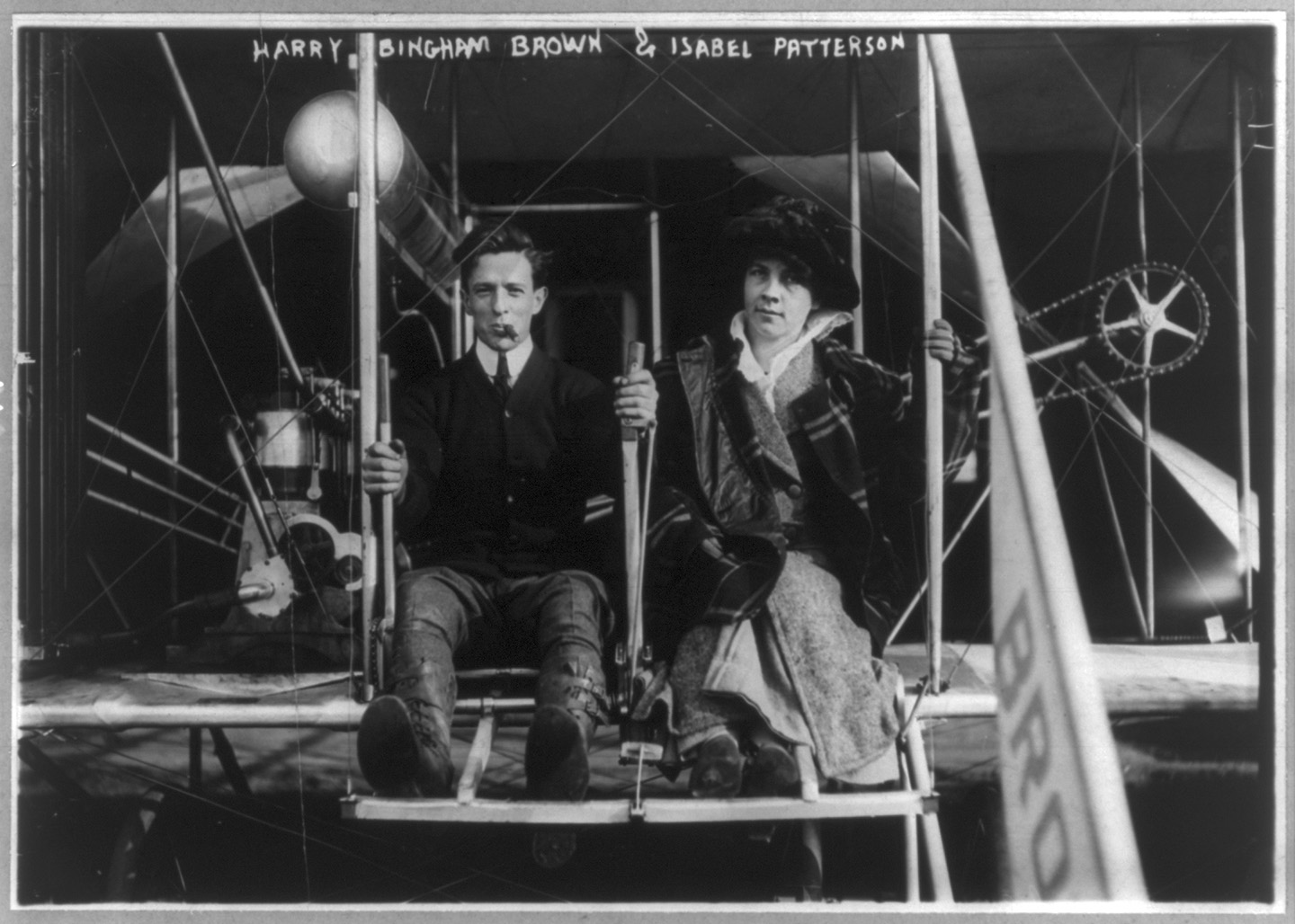 Ông Harry Bingham Brown và bà Isabel Paterson (tên của bà đã bị viết sai chính tả trên bức hình) cùng chụp ảnh trên chiếc phi cơ sau khi phá vỡ kỷ lục Mỹ về độ cao bay ở Đảo Staten vào ngày 06/11/1912. (Ảnh: Tài sản công)