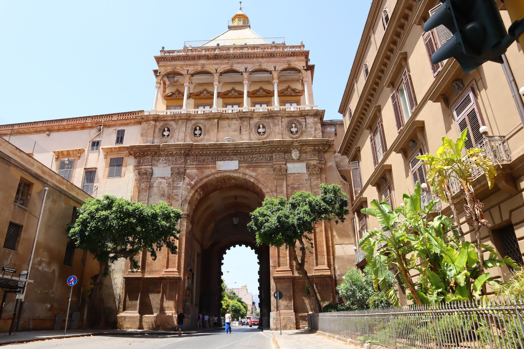 Porta Nuova được xây dựng để kỷ niệm cuộc chinh phục Tunis của Thánh Chế La Mã Charles V và chuyến đi ngay sau đó của ông tới Palermo, và vẫn trụ vững đến ngày nay như một cổng thành đồ sộ. (Ảnh: Walter Cicchetti/Shutterstock)