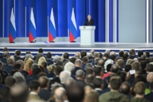 Tổng thống Nga Vladimir Putin đọc Thông điệp Quốc gia thường niên tại Trung tâm Hội nghị Gostiny Dvor ở trung tâm Moscow hôm 21/02/2023. (Ảnh: Ramil Sitdikov/Sputinik/AFP qua Getty Images)