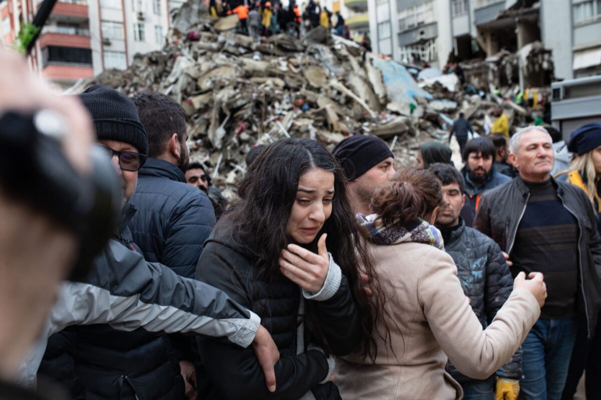 Một người phụ nữ bày tỏ cảm xúc đau buồn khi lực lượng cứu hộ tìm kiếm những người sống sót trong đống đổ nát của các tòa nhà bị sập ở Adana hôm 06/02/2023. (Ảnh: Can Erok/AFP qua Getty Images)