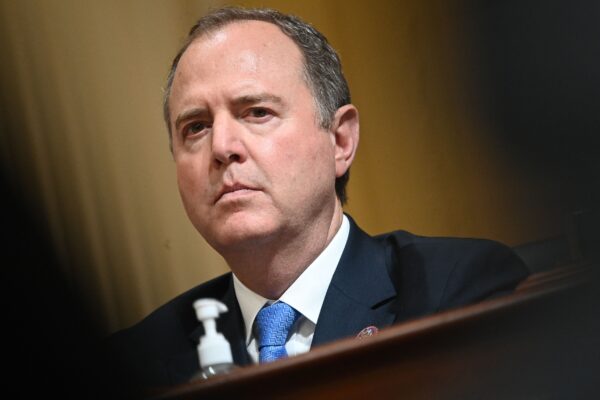 Dân biểu Adam Schiff (Dân Chủ-California) theo dõi trong một phiên điều trần của Ủy ban Đặc biệt Hạ viện Hoa Kỳ về vụ đột nhập Điện Capitol ngày 06/01 trên Capitol Hill ở Hoa Thịnh Đốn, hôm 16/06/2022. (Ảnh: Mandel Ngan/AFP qua Getty Images)