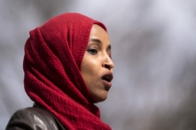 Dân biểu Ilhan Omar (Dân Chủ-Minnesota) trình bày tại Trung tâm Brooklyn, Minnesota, vào ngày 20/04/2021. (Ảnh: Stephen Maturen/Getty Images)