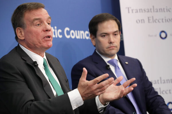 Các TNS Mark Warner (Dân Chủ-Virginia) (Trái) và Marco Rubio (Cộng Hòa-Florida), cả hai đều là thành viên của Ủy ban Tình báo Thượng viện, tham gia một cuộc thảo luận tại Hội đồng Đại Tây Dương ở Hoa Thịnh Đốn, vào ngày 16/07/2018. (Ảnh: Chip Somodevilla /Getty Images)