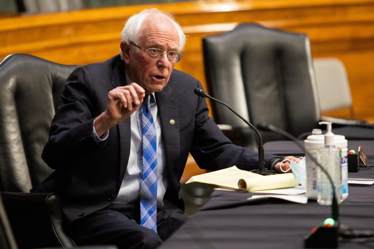Thượng nghị sĩ Bernie Sanders (Độc Lập-Vermont) trình bày trong phiên điều trần tại Capitol Hill ở Hoa Thịnh Đốn, vào ngày 27/01/2021. (Ảnh: Graeme Jennings/Pool/Getty Images)