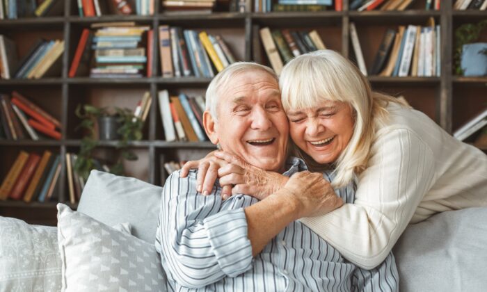 Có thể cùng nhau cười vui vẻ là một trong rất rất nhiều lợi ích từ việc duy trì các mối quan hệ tích cực. (Ảnh: Viktoriia Hnatiuk/Shutterstock)