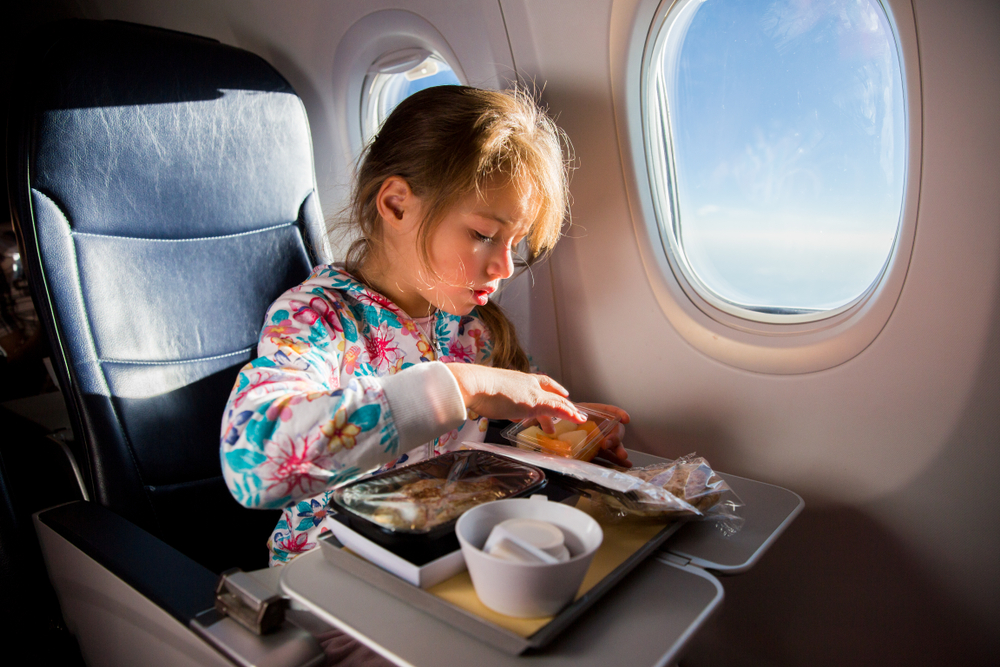 Cho trẻ mặc trang phục thoải mái và mang theo đồ ăn nhẹ để chuyến bay dài diễn ra suôn sẻ. (Ảnh: Aleksandra Suzi/Shutterstock)