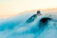 Trung Quốc trải qua các triều đại đổi thay, đều đã xuất hiện không ít cao nhân đắc đạo ẩn cư và tu luyện trong núi. Khi họ đi khắp hang cùng ngõ hẻm, hoặc nhàn bước nơi phố phường, ngẫu nhiên cũng sẽ được an bài bởi nhân duyên mà hé lộ một chút thần thông. (Ảnh: Shutterstock)
