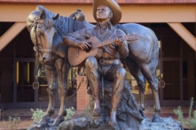 Một bức tượng của danh ca Gene Autry cùng chú ngựa Champion của ông tại Bảo tàng Autry miền Tây Mỹ quốc ở Los Angeles, tiểu bang California. (Ảnh: Kilmer Media/Shutterstock)