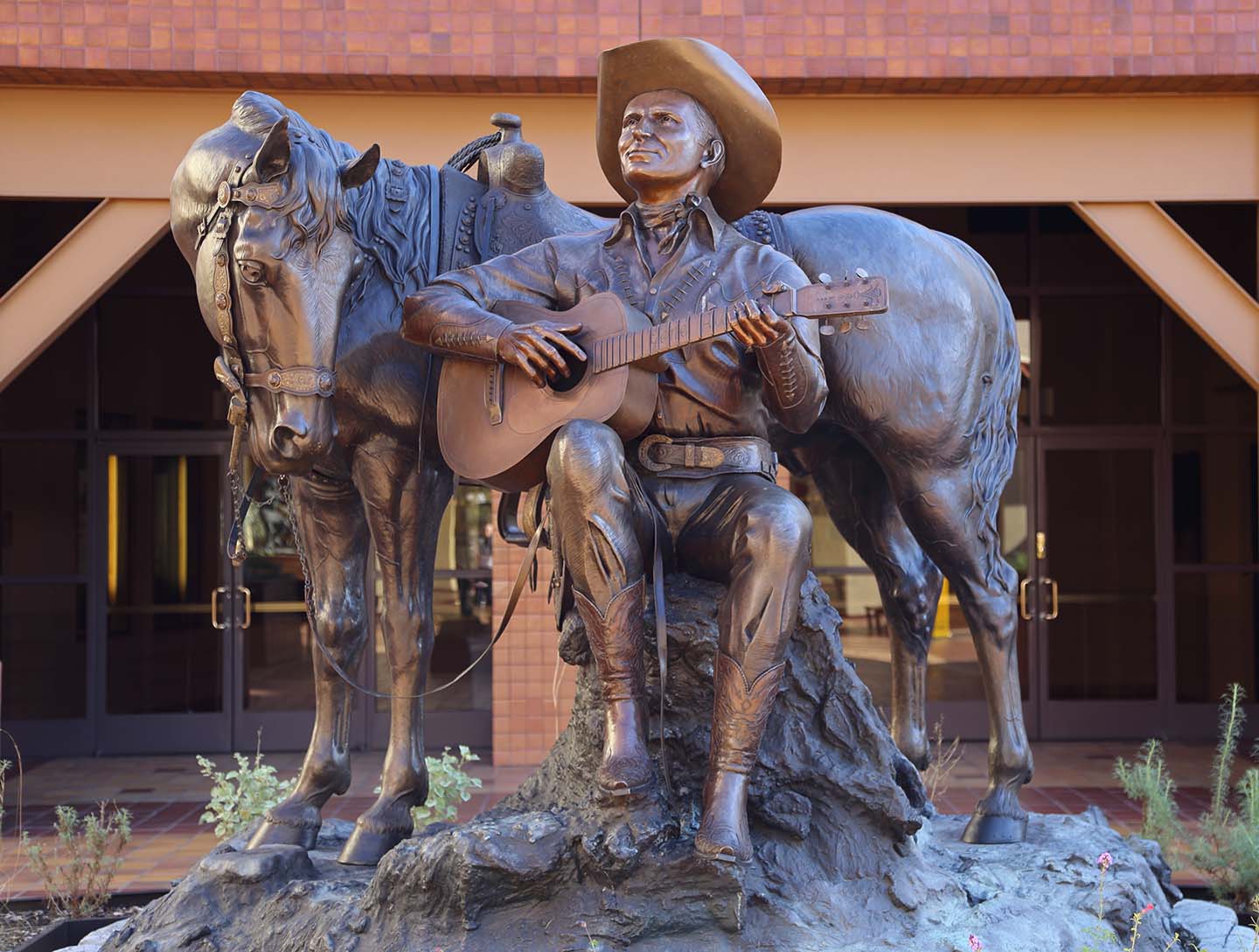 Bức tượng của danh ca Gene Autry cùng chú ngựa Champion của ông được trưng bày tại Bảo tàng Autry của miền Tây Mỹ quốc ở Los Angeles, California. Bức tượng được điêu khắc bởi nghệ thuật gia David Spellerberg và được đặt tên là “Back in the Saddle” (Trở Về trên Yên Ngựa Lần Nữa). (Ảnh: Kilmer Media/Shutterstock)