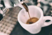 Tách cà phê tiêu chuẩn có thể giúp kiểm soát cân nặng (Ảnh: Maridav/Shutterstock)