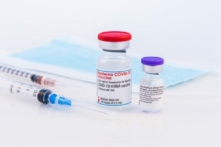 Vaccine COVID-19 của các hãng Pfizer BioNTech và Moderna. (Ảnh: Shutterstock)