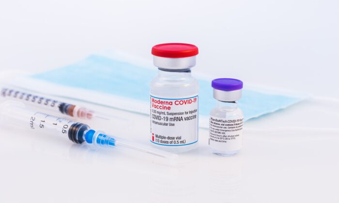 Vaccine COVID-19 của các hãng Pfizer BioNTech và Moderna. (Ảnh: Shutterstock)