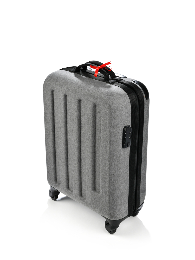 Nếu bạn phải ký gửi hành lý cho một chuyến bay, bạn nên thêm một dải ruy băng sáng màu để tìm hành lý ở băng chuyền dễ dàng hơn. (Ảnh: Levent Konuk/Shutterstock)