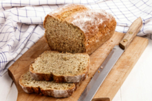 Bánh mì không dễ tiêu hóa, ăn nhiều có thể gây hại cho cơ thể (Ảnh: Joerg Beuge/Shutterstock)