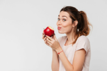 Chỉ cần kết hợp một quả táo ngon – 100% hữu cơ, không chiếu xạ, v.v. vào các bữa ăn hàng ngày sẽ tạo thành một trải nghiệm vô cùng thú vị. (Ảnh: Trưởng khoa Robot/Shutterstock)