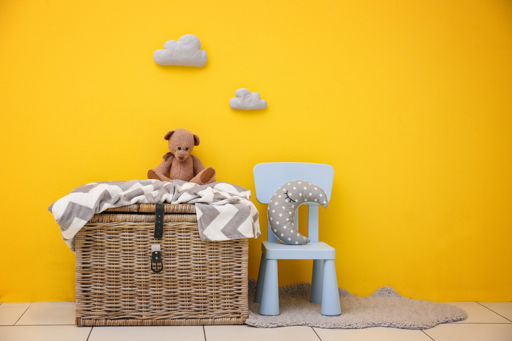 Chọn một chiếc túi cỡ lớn, chiếc rương, ngăn tủ kéo, hay một chiếc thùng để cất các món đồ chơi của trẻ em sẽ giúp cho ngôi nhà của bạn trông gọn gàng, và đồng thời cũng dạy bọn trẻ các kỹ năng dọn dẹp. (Ảnh: Africa Studio/Shutterstock)