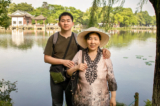 Anh Trương Tiểu Long (Simon Zhang) và mẹ của anh là bà Quý Vân Chi trong một chuyến dã ngoại đến thành phố Hàng Châu, tỉnh Chiết Giang, Trung Quốc, vào năm 2012. (Ảnh: Đăng dưới sự cho phép của anh Trương Tiểu Long)